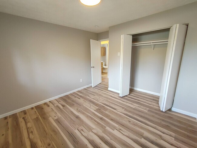 Building Photo - 566 N Bailey St