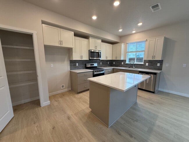 Building Photo - Brand New Stunning 5 Bed/3 Bath Home - Steven's Ranch