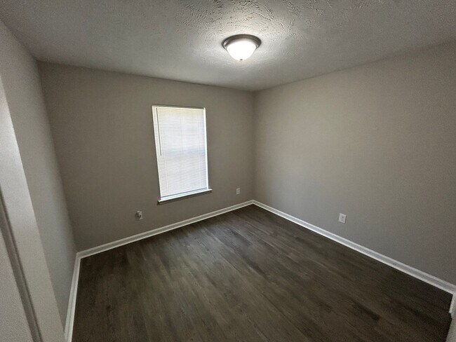 Building Photo - Nice ranch 3/2 with garage. Just renovated