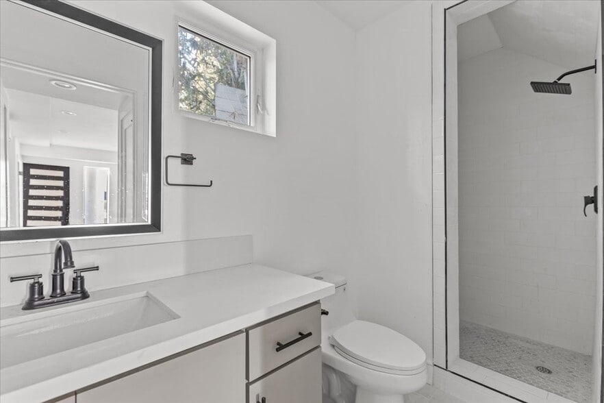 Building Photo - 860 N Hudson Ave