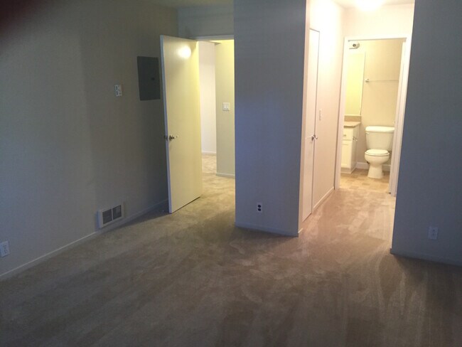 Building Photo - Remodeled 1 Bed 1 Bath Condo. Stainless Steel Appliances. Pool and Hot Tub