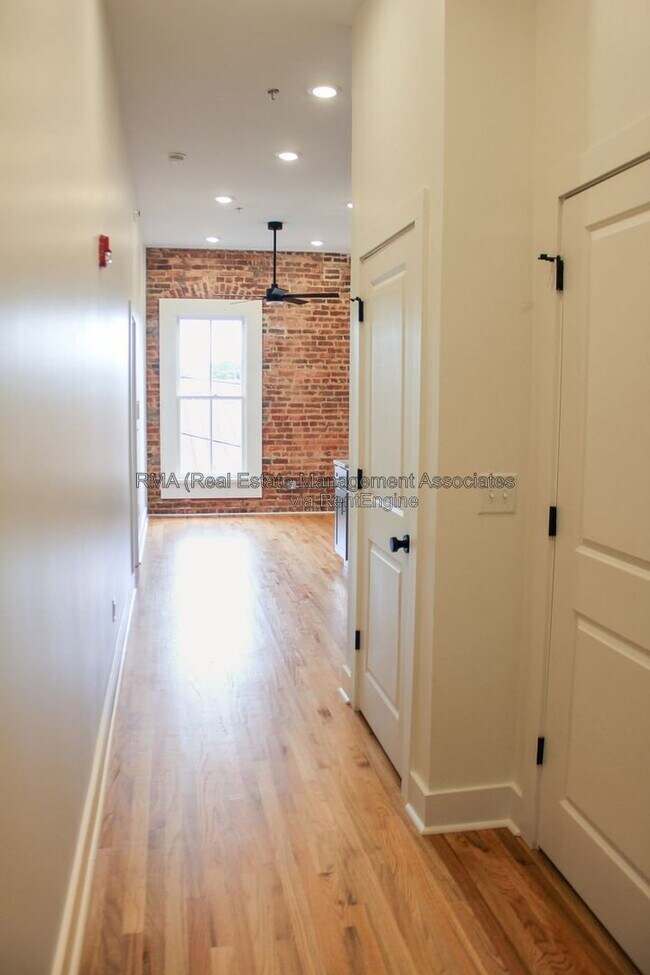 Building Photo - 4 6/8 Zebulon St