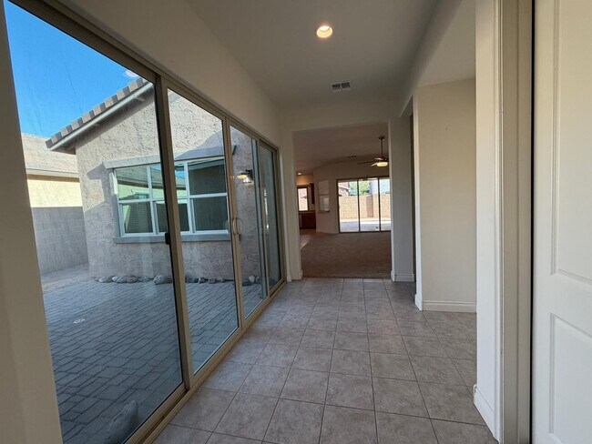 Building Photo - 9541 E Theia Dr