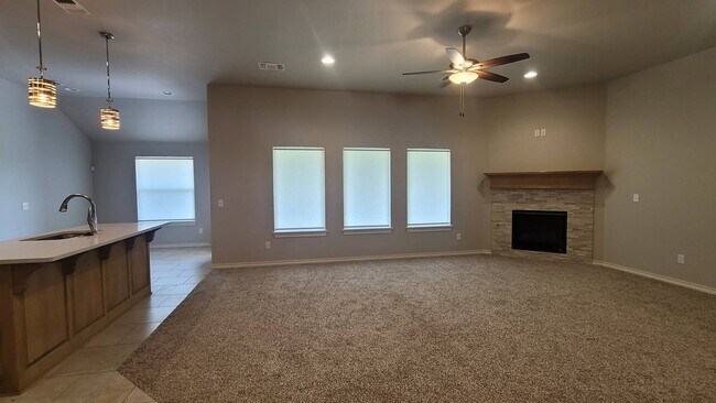 Building Photo - Very Beautiful 4 Bedroom Home in Mustang Schools