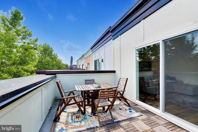 Building Photo - 4550 Longfellow St