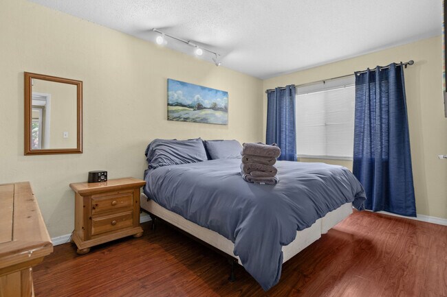 Building Photo - 1700 SW 16th Ct