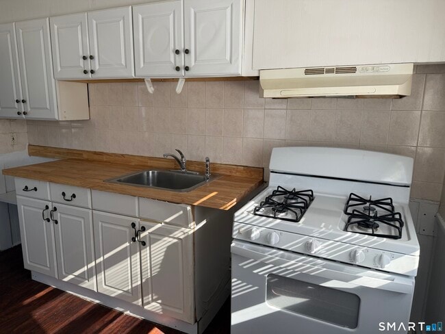 Building Photo - 61 Van Zant St