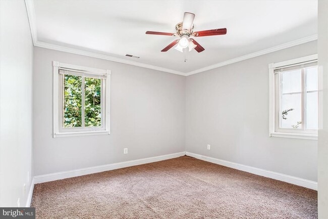 Building Photo - 3809 Hemlock Way