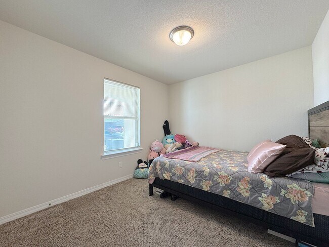 Building Photo - East El Paso 3 bed Refrig A/C w/Solar Panels!