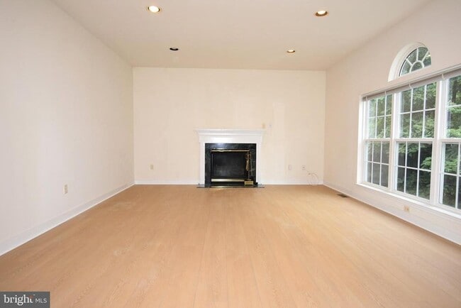 Building Photo - 8223 Edge Hill Ln