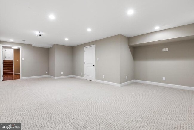 Building Photo - 271 Yorktown Ct