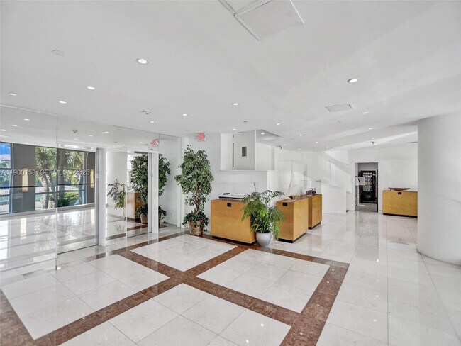 Building Photo - 10350 W Bay Harbor Dr