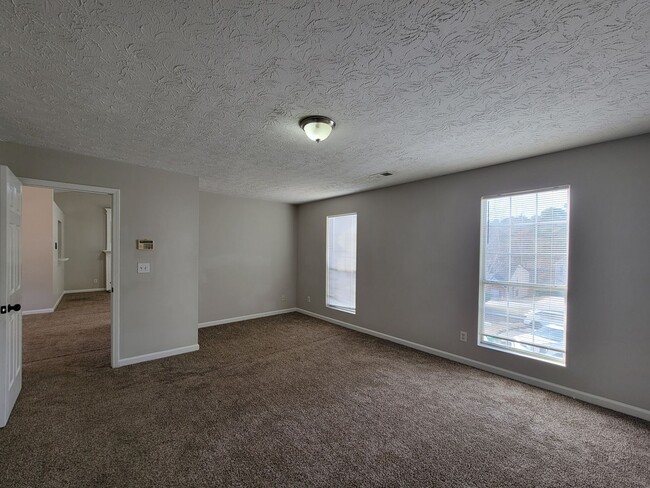 Building Photo - Gorgeous Split-Level 2 Story Home New Paint