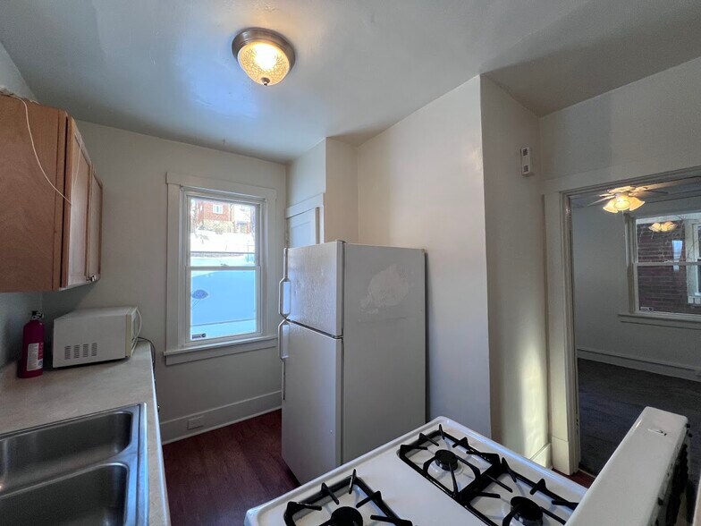 Building Photo - 827 Norwich Ave