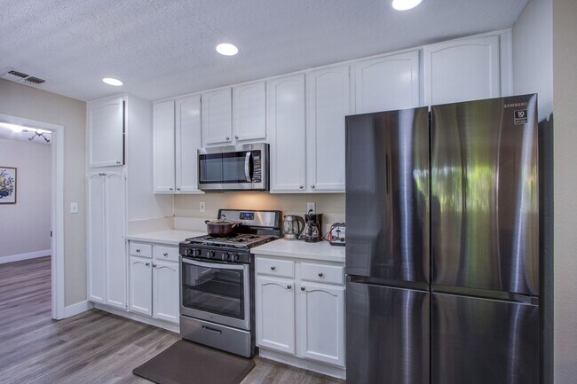 Building Photo - Spacious, Stylish, and Fully Furnished – L...