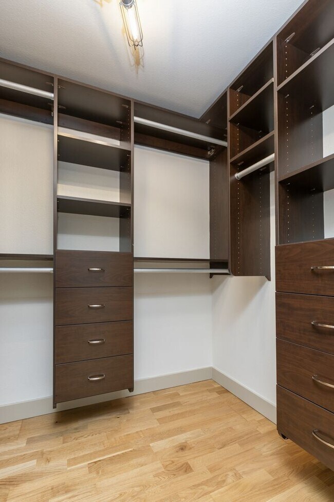 Building Photo - 1bd/1ba Seattle Condo
