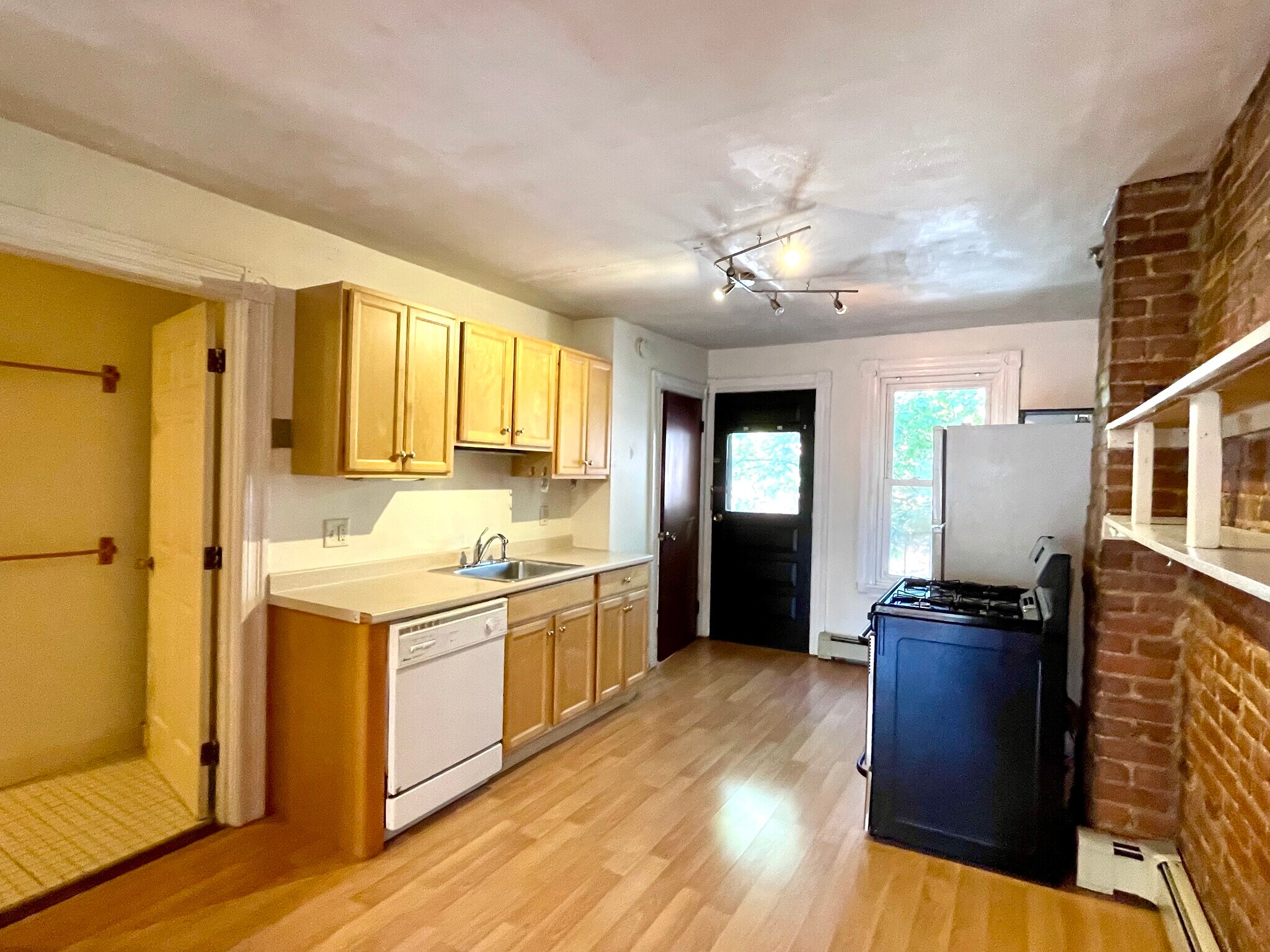 Building Photo - 14 Mead St