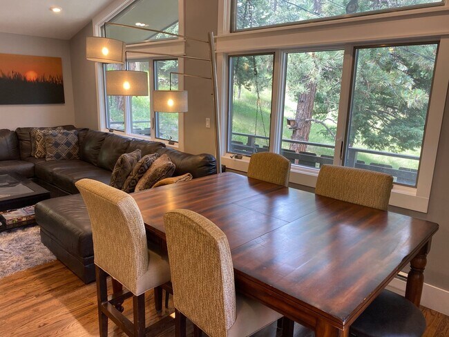 Building Photo - Executive Rental Fully Furnished PERFECT GETAWAY, MOUNTAIN RETREAT WITHIN TOWN!!