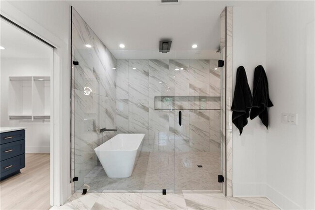 Building Photo - 151 S Pointe Dr