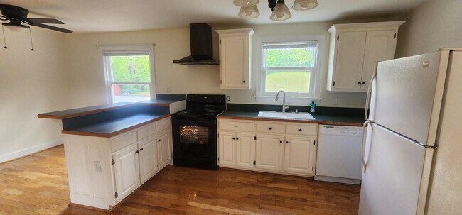 Building Photo - 3245 Kings Ln