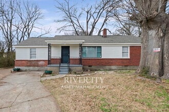 Building Photo - Beautifully Renovated 3 Bed / 2 Bath Home with Over 1,700 Sq Ft!