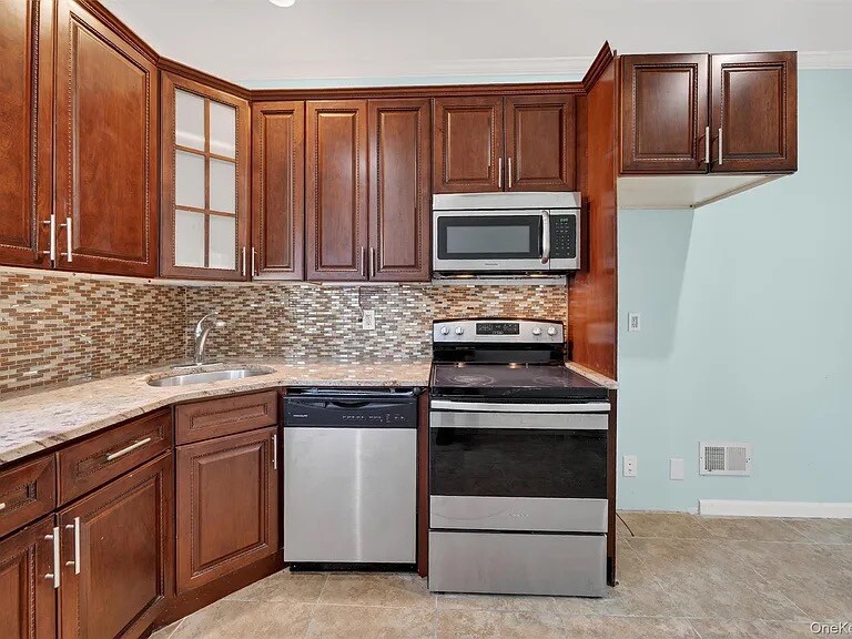 Building Photo - 636 Throgs Neck Expy