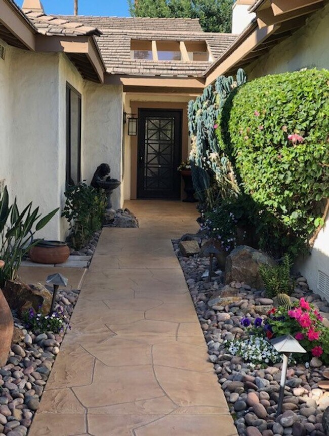 Building Photo - 3 Bedroom Condo for rent in Palm Desert, CA