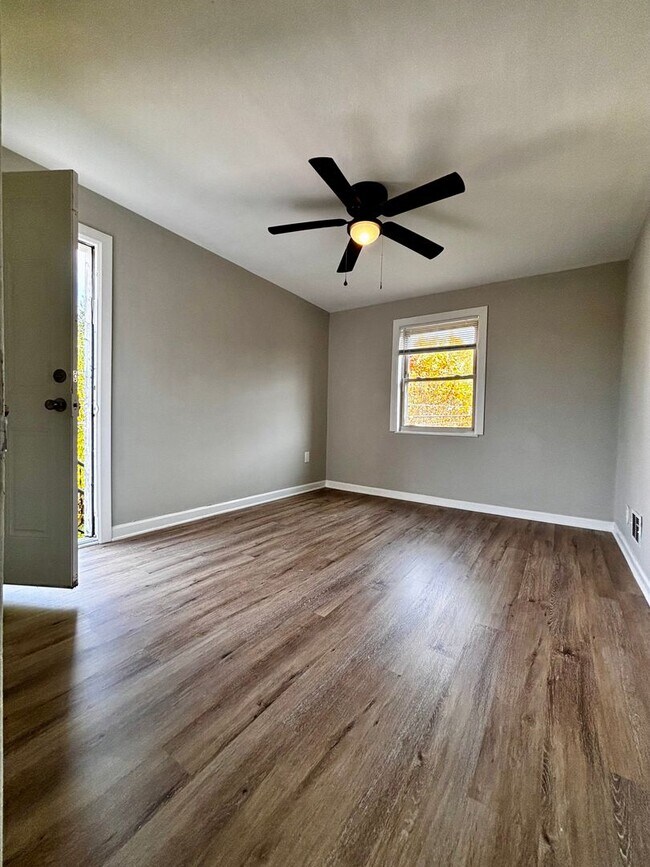 Building Photo - Newly Renovated 2 bedroom in Fairborn! Clo...