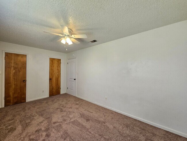 Building Photo - 1815 Cedarhill Dr