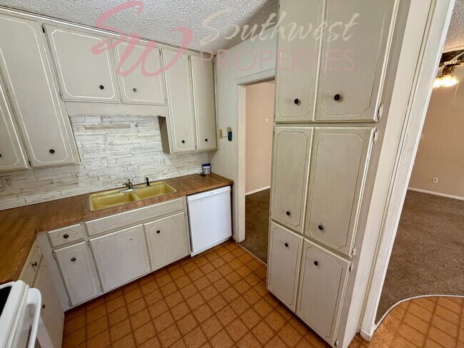 Building Photo - Location! Location! Easy walk to campus! 2 bedroom duplex!