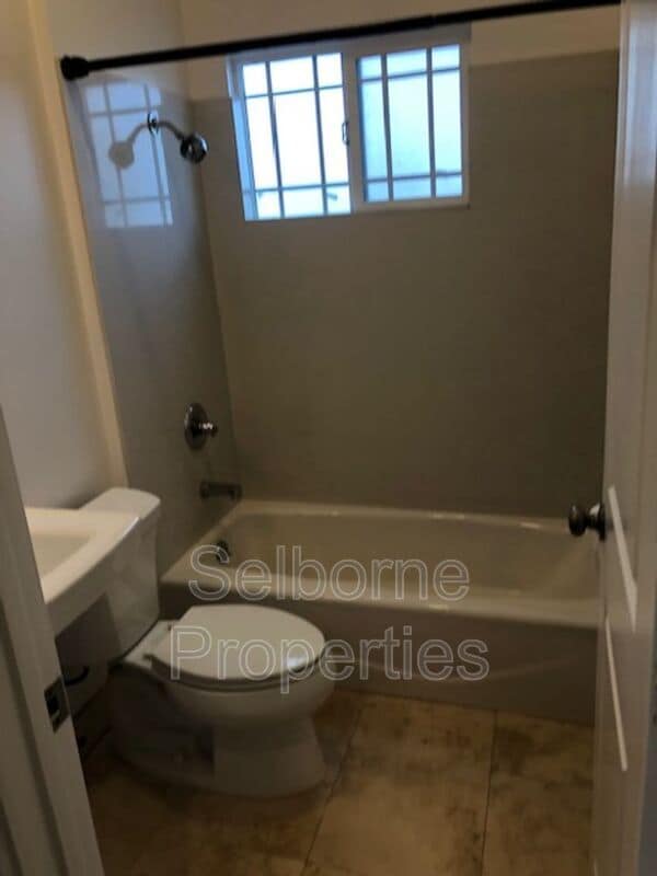 Building Photo - 939 International Blvd