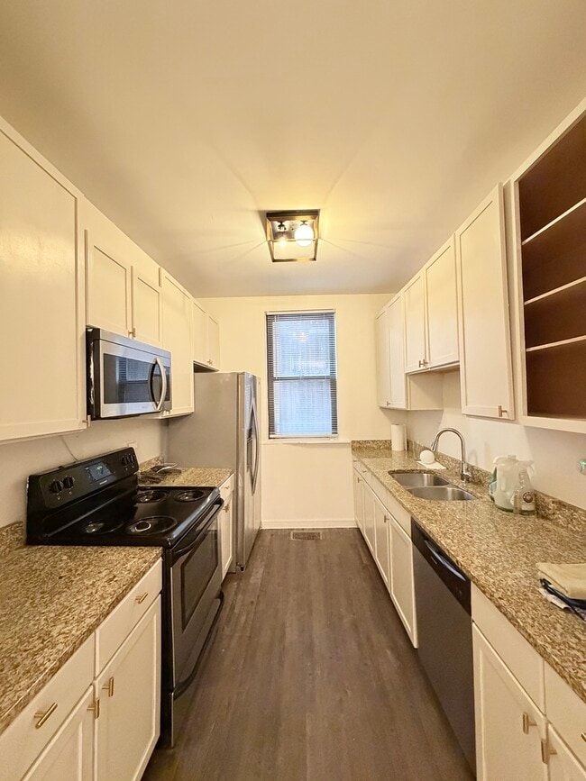 Building Photo - 642 N Dearborn St