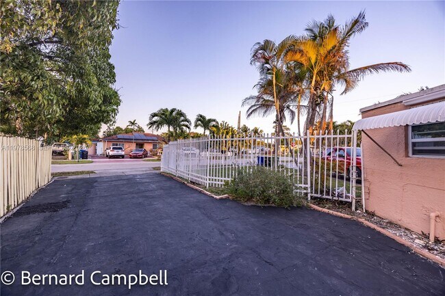 Building Photo - 918 NW 13th Ct