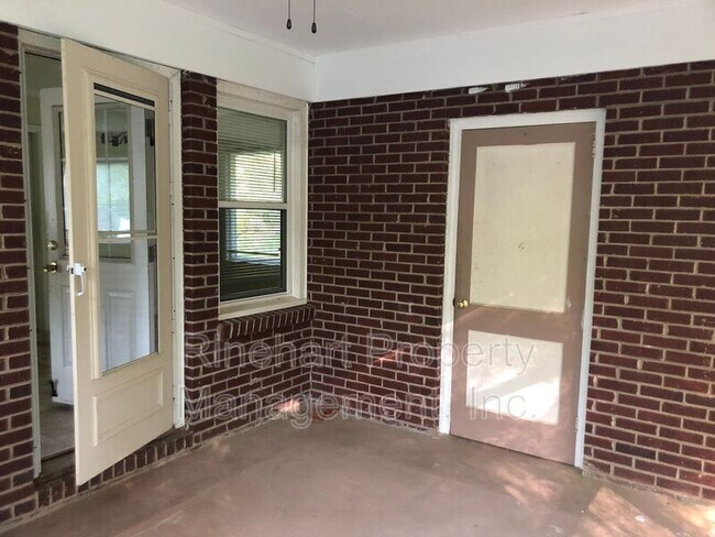 Building Photo - 2704 Ridgewood Ln