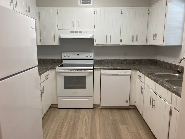 Interior Photo - Chateaux Holly Hills Apartments