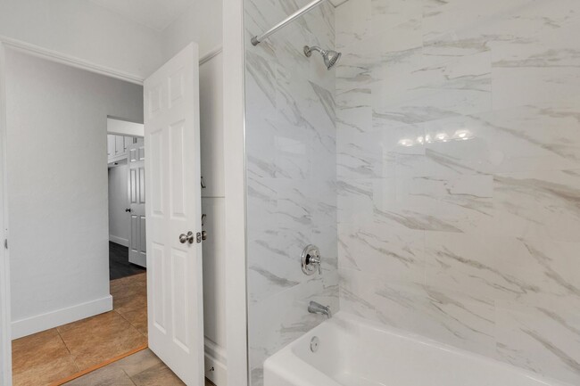 Building Photo - Modern Sarasota 3 Bedroom Home With Separa...