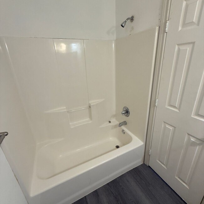 Building Photo - $500 Off 1st Full Month!* All Utilities In...
