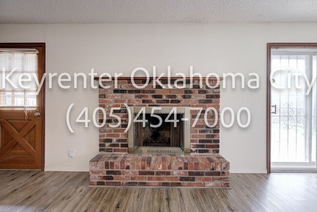 Building Photo - Massive 3BD/2BTH Home Minutes from the Highway.