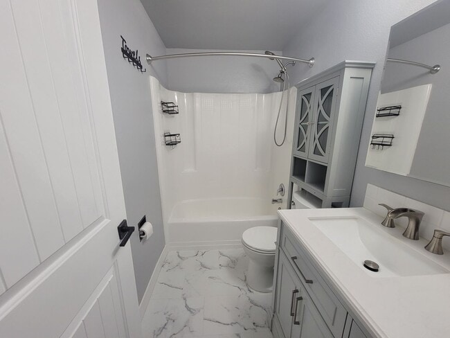 Building Photo - Townhome with Community Pool and Private P...