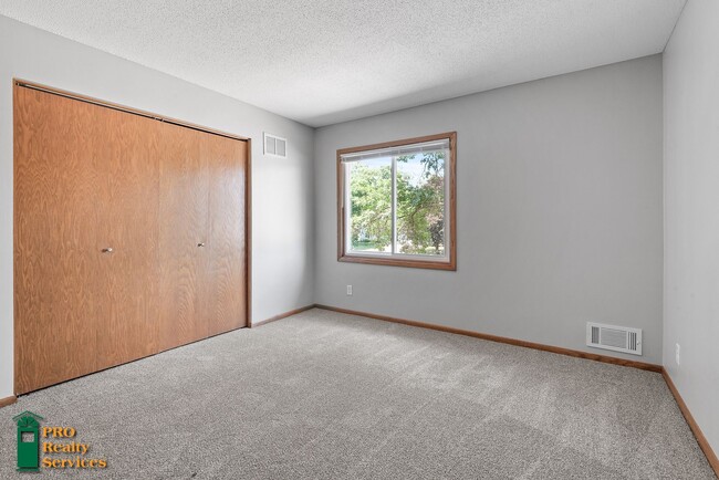 Building Photo - 4 Bedroom Home in Burnsville