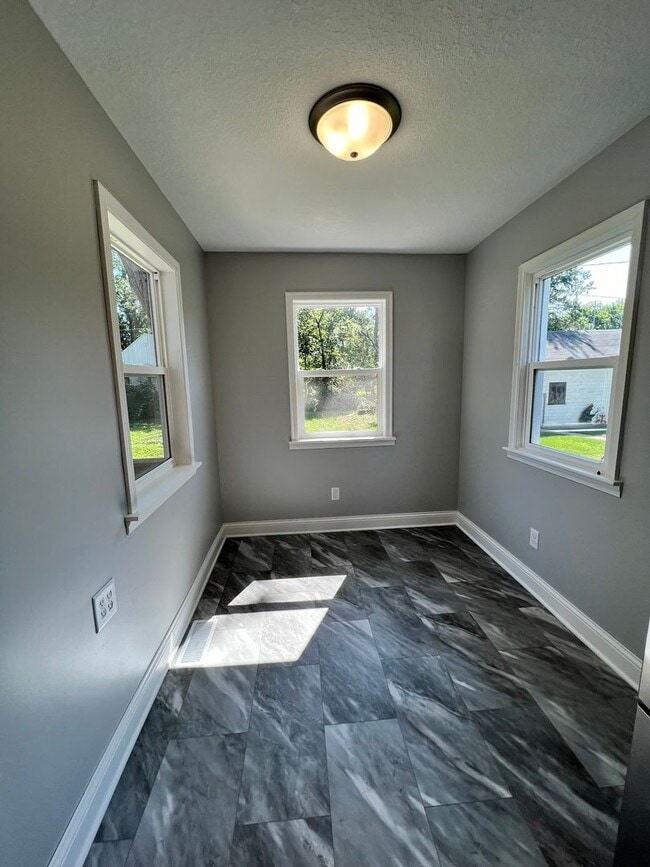 Building Photo - Adorable 3 Bedroom Fully Renovated Home!