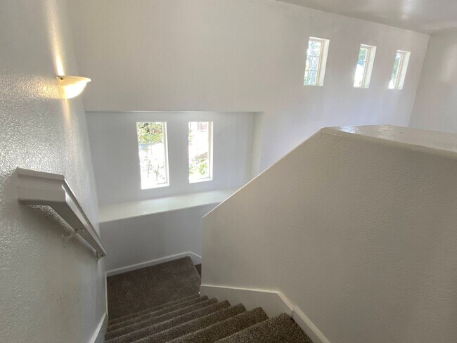 Building Photo - Two Story, Three Bedrooms, Two And A Half Bathrooms In Brookside