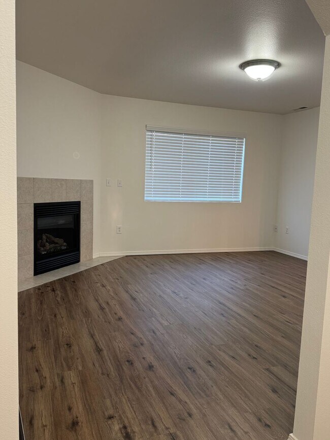 Building Photo - Charming 3-Bed Duplex with 2.5 Baths & 1600 Sq Ft - Prime Spanaway Location!