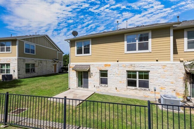Building Photo - 1620 Bryant Dr