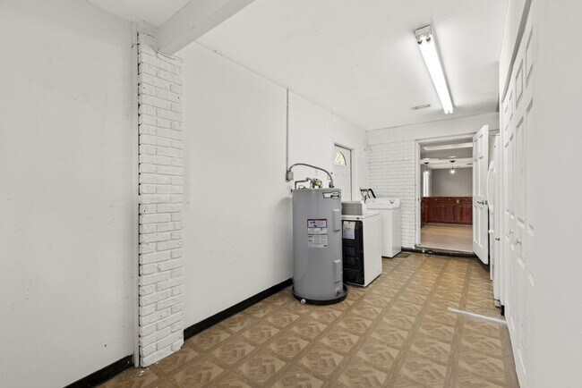 Building Photo - 6918 Tradewind Way