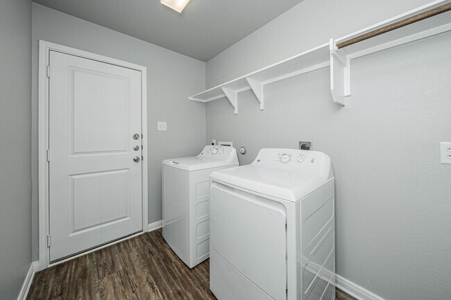 Building Photo - 611 Fallbrook Dr