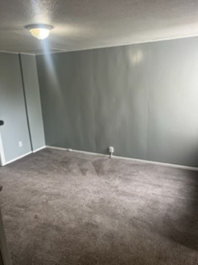 Building Photo - Newly Renovated 2 Br 1 Ba Sunroom, Basemen...