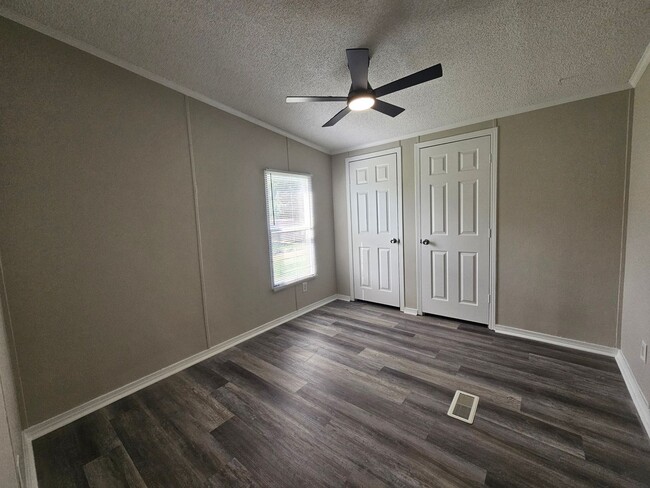 Building Photo - NEW LISTING!!!!!