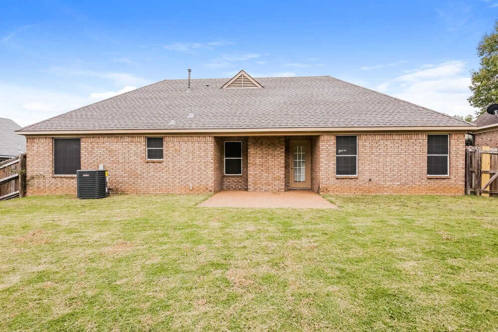 Building Photo - 355 Village Dr
