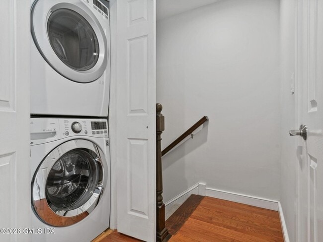 Building Photo - 453 E Putnam Ave